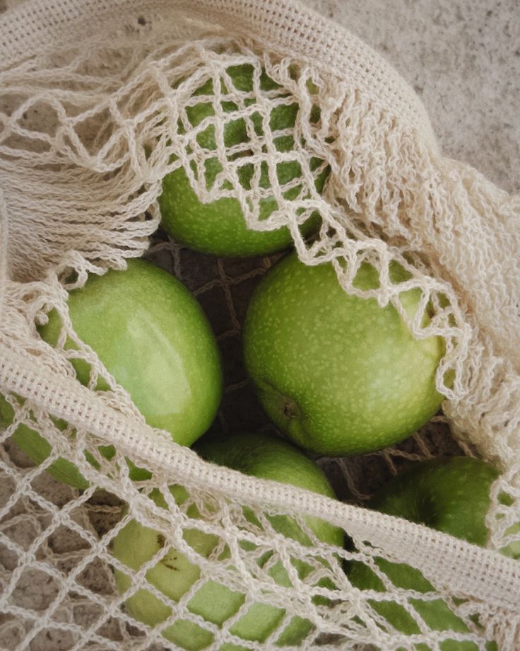 Maçãs verdes em uma sacola reutilizável