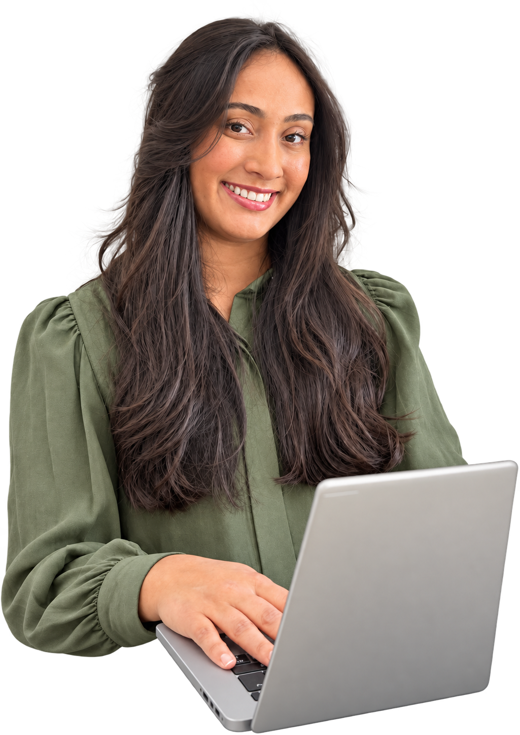 Rafaela Magalhães sorrindo, com blusa verde, em sua mesa de trabalho