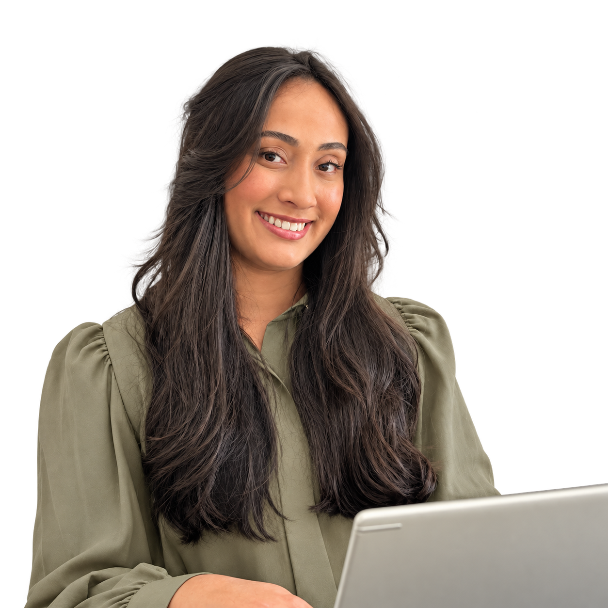 Rafaela Magalhães sorrindo, com blusa verde, em sua mesa de trabalho